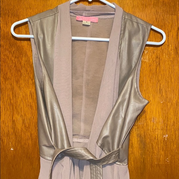 Bow tie leather vest - Picture 2 of 5